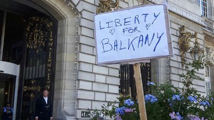 Des messages de soutien aux époux Balkany devant l'hôtel de ville de Levallois-Perret le 14 septembre 2019. (JÉRÔME JADOT / FRANCE-INFO)