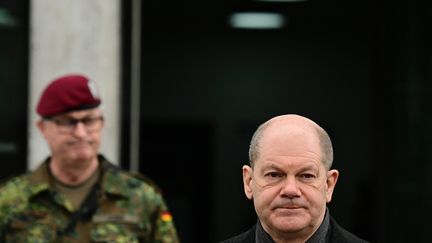 Le chancelier allemand Olaf Scholz prononce un discours lors d'une visite des forces armées&nbsp;du pays à Schwielowsee, le 4 mars 2022. Photo d'illustration.&nbsp; (TOBIAS SCHWARZ / AFP)