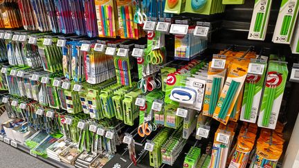 Le rayon des fournitures scolaires dans un supermarché, à Paris, le 16 mai 2023. (RICCARDO MILANI / AFP)