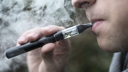 &nbsp; (Les experts de l'OMS estiment que la cigarette électronique représente une menace pour les adolescents et les foetus © MAXPPP)