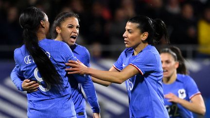 Delphine Cascarino, auteure d'un doublé et passeuse décisive contre la Colombie, est félicitée par ses coéquipières Grace Geyoro et Kenza Dali, le 7 avril 2023, à Clermont-Ferrand. (FRANCK FIFE / AFP)