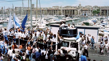 Le 1er juin, les champions célèbrent leur titre européen sur le Vieux-Port à Marseille. Les joueurs phocéens sont accueillis en héros par les dizaines de milliers de supporters venus pour communier avec les vainqueurs. (BEATRICE PINOT / AFP)