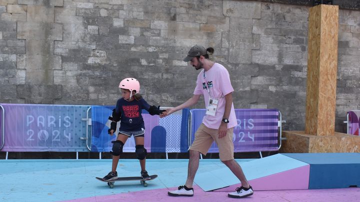 Le jeune Adélie, venue avec ses parents de Nice, s'initie au skateboard. (Hortense Leblanc)