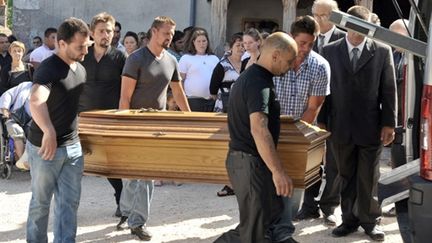 François Chissorez porte le cercueil de son fils Luigi Duquenet, à Saint-Gervais-la-Forêt, le 20 juillet 2010. (AFP/ALAIN JOCARD)