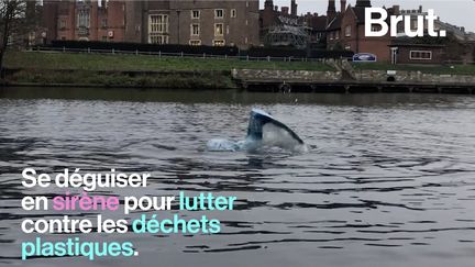 Lindsey nage déguisée en sirène dans l'eau froide de la Tamise. Pour une bonne cause : elle souhaite ainsi attirer l'attention du grand public sur la pollution des déchets plastiques.