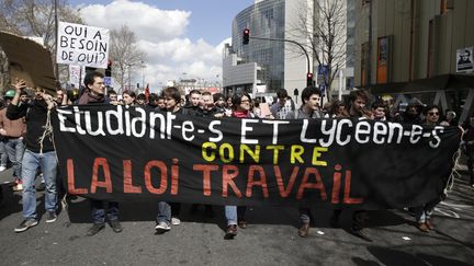 Des étudiants manifestent à Paris contre la loi Travail, le 5 avril 2016, à Paris. (KENZO TRIBOUILLARD / AFP)