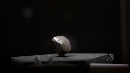 Le diamant noir "L'Enigme", présenté chez Sotheby's, à Londres, le 3 février 2022.&nbsp; (RASID NECATI ASLIM / ANADOLU AGENCY / AFP)