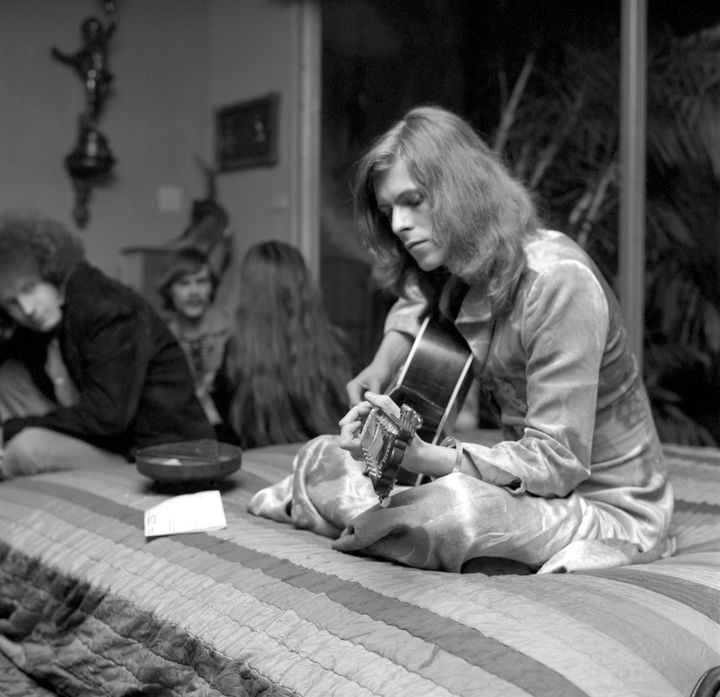 David Bowie en janvier 1971, lors d'une fête donnée chez l'avocat Paul Figen à Los Angeles (Californie, Etats-Unis).&nbsp; (EARL LEAF/ MICHAEL OCHS ARCHIVES / GETTY IMAGES)