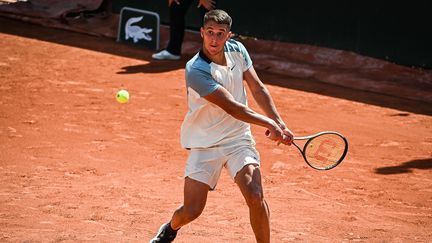 Sean Cuenin lors du 2e tour des qualifications à Roland-Garros, le 18 mai 2022. (MATTHIEU MIRVILLE / DPPI via AFP)