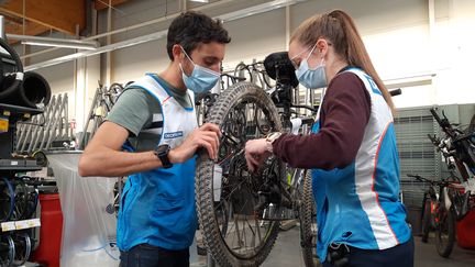 Le marathonien Nicolas Navarro, le 22 avril 2021, dans l'enseigne Décathlon où il est employé à Bouc-Bel-Air (Bouches-du-Rhône). (RAPHAEL GODET / FRANCEINFO)