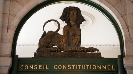 L'entrée du Conseil constitutionnel, surmontée d'un sphinx, le 21 juillet 2020. (LUDOVIC MARIN / AFP)