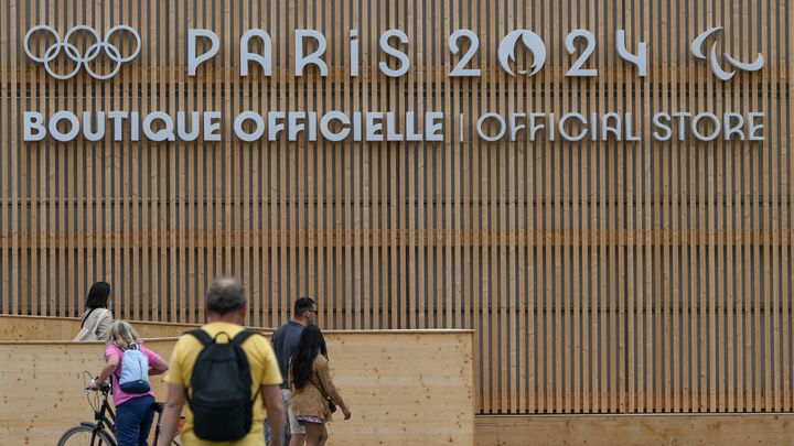 Une boutique officielle des Jeux de Paris 2024. (ARTUR WIDAK / AFP)