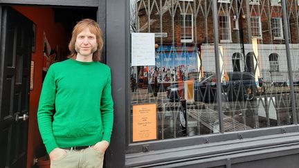 Tom devant son salon de coiffure, à Londres, le 25 février 2021. (RICHARD PLACE / RADIO FRANCE)