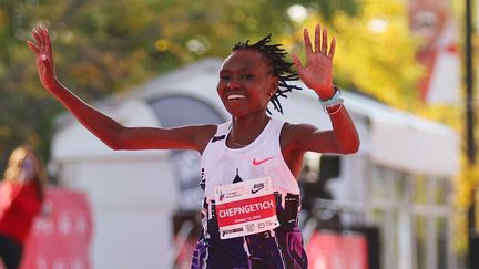 Kenyan Ruth Chepngetich wins the Chicago marathon for the third time, and at the same time breaks the world record by being the first woman to finish under 2h10, on October 13, 2024. (MICHAEL REAVES / AFP)