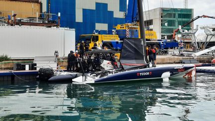 L'équipe suisse d'Alinghi Red Bull Racing à l'entraînement sur le plan d'eau de Barcelone (Espagne), mai 2023 (JEROME VAL / RADIO FRANCE)