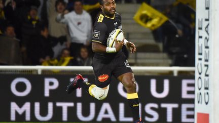 Kini Murimurivalu marquant un essai pour La Rochelle contre Toulon. (FRANCK MOREAU / AFP)