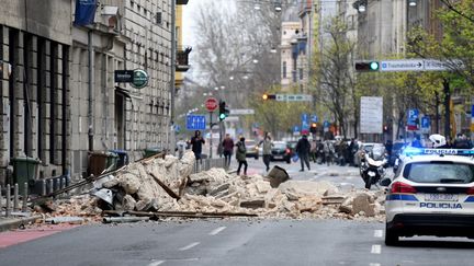 Une rue de Zagreb, la capitale croate, après un séisme de magnitude 5,3, le 22 mars 2020. (DENIS LOVROVIC / AFP)