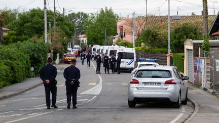 Des policiers à proximité des lieux de la prise d'otages, le 7 mai 2019 à Blagnac (Haute-Garonne). (PABLO TUPIN  / HANS LUCAS / AFP)