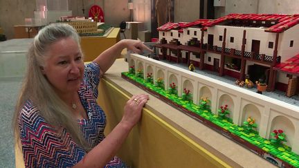 C'est pour attirer des gens qui n'ont pas d'intérêt pour l'archéologie que l'archéologue Kathy Sas a conçu des maquettes à base de Lego. (France 3 Rhône-Alpes)