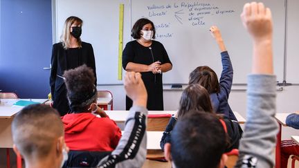 Jean-Michel Blanquer, le ministre de l'Education nationale, a avancé que jusqu'à 15% des enseignants pourraient être contaminés par le Covid-19 et absents simultanément dans les prochaines semaines (Image d'illustration). (PHILIPPE DESMAZES / AFP)