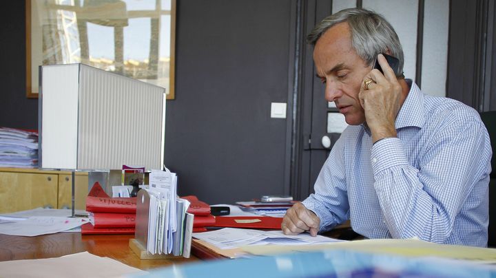 L'avocat et secr&eacute;taire national de l'Observatoire international des prisons Etienne No&euml;l, dans son &eacute;tude &agrave; Rouen (Seine-Maritime), le 23 juillet 2012. (CHARLY TRIBALLEAU / AFP)