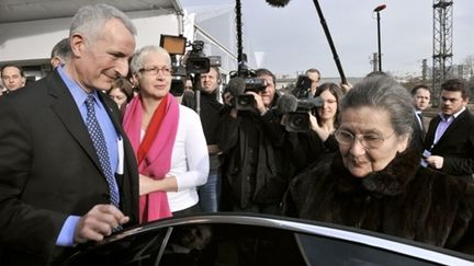 Simone Veil, raccompagnée par Guillaume Pépy, quitte la gare de Bobigny, le 25 janvier 2011. (AFP - Boris Horvat)