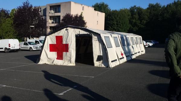 &nbsp; (Des tentes de la Croix-rouge attendent les migrants avec de quoi les restaurer. © Gaele Joly)