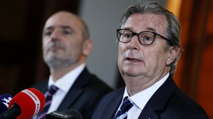 Le président du Racing 92 Jacky Lorenzetti (au premier plan) et le président du Stade Français Thomas Savare (au second plan) en conférence de presse, le 13 mars 2017, à Paris. (THOMAS SAMSON / AFP)