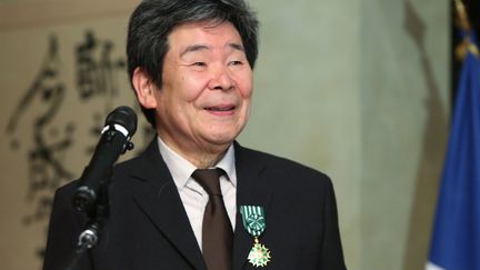 Le réalisateur Isao Takahata est intronisé officier&nbsp;de l'ordre des Arts et des Lettres,&nbsp;le 7 avril 2015 à Tokyo (Japon). (JIJI PRESS / JIJI PRESS / AFP)