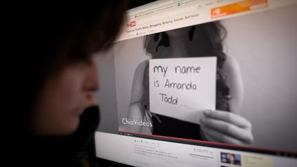 Une femme regarde la vid&eacute;o publi&eacute;e par Amanda Todd sur YouTube, le 16 octobre 2012 &agrave; Washington (Etats-Unis). (MLADEN ANTONOV / AFP)