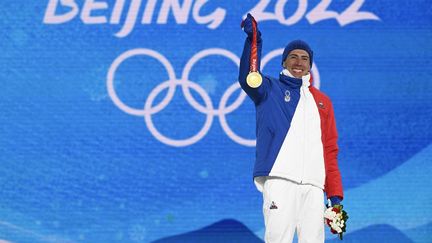 Faire oublier Martin Fourcade n’était pas un défi aisé mais Quentin Fillon Maillet l’a relevé avec brio à Pékin. Le 13 février, le biathlète tricolore survole la poursuite pour glaner l’or, comme en individuel quelques jours plus tôt. Il finit sa quinzaine olympique avec un total record de cinq médailles et raflera dans la foulée son premier globe de cristal en Coupe du monde. (HERVIO JEAN-MARIE / AFP)