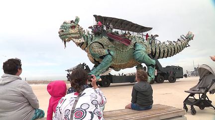 Le dragon de Calais sort de son confinement (France 3 Hauts de France)