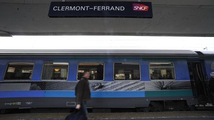 Un train en gare de Clermont-Ferrand (Puy-de-D&ocirc;me), le 20 janvier 2011. (  MAXPPP)