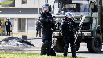 Des gendarmes sont mobilisés dans un quartier de Nouméa (Nouvelle-Calédonie), le 14 mai 2024. (THEO ROUBY / AFP)