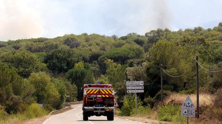 Un camion de pompiers se dirige vers le massif des Maures, dans le Var, le 17 août 2021. (JEAN FRANCOIS OTTONELLO / MAXPPP)