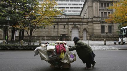 Un homme pousse un chariot devant la Banque du Japon &agrave; Tokyo, le 26 novembre 2012. (YURIKO NAKAO / REUTERS)