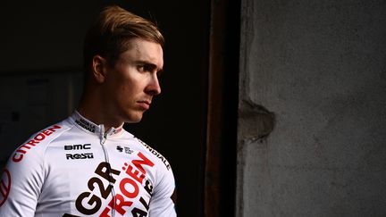 Benoît Cosnefroy (AG2R-Citröen) lors de la présentation des équipes à la veille de Milan-San Remo, le 17 mars 2023. (MARCO BERTORELLO / AFP)