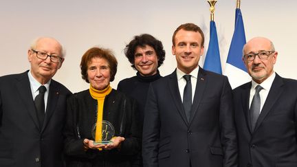 Serge et Beate Klarsfeld, leur fils Arno, le chef de l'État Emmanuel Macron et Francis Kalifat, président du Crif, le 7 mars 2018 à Paris
 (Erez Lichtfeld / Sipa)