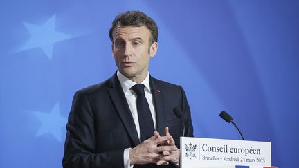 Le président français Emmanuel Macron lors d'une conférence de presse à l'issue d'un sommet du Conseil européen à Bruxelles (Belgique), le 24 mars 2023. (NICOLAS ECONOMOU / NURPHOTO / AFP)