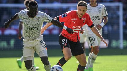 Bonke Innocent à la lutte avec le Rennais Lovro Majer, lors de Rennes-Lorient le 7 août 2022. (FRED TANNEAU / AFP)