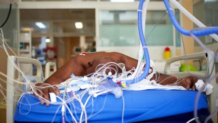 Un patient Covid aux soins intensifs du centre hospitalier universitaire de Pointe-à-Pitre, le 6 août 2021. (CEDRICK ISHAM CALVADOS / AFP)