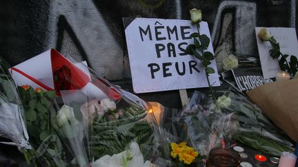 Des bougies et des messages sont déposés, place de la République, à Paris, le 14 novembre 2015, au lendemain des attentats.&nbsp; (GIUSEPPE AMOS / CITIZENSIDE.COM / AFP)