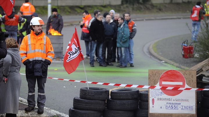 Un barrage routier mis en place par des salari&eacute;s en gr&egrave;ve &agrave; l'entr&eacute;e du site ArcelorMittal de Basse-Indre, le 10 d&eacute;cembre 2012. (JEAN-SEBASTIEN EVRARD / AFP)