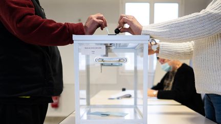 Dans un bureau de vote à Lavau-sur-Loire, le 24 avril 2022. Photo d'illustration. (LOIC VENANCE / AFP)