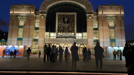 Des spectateurs attendent devant le théâtre Tianqiao de Pékin le 8 mars 2023. (SEBASTIEN BERRIOT/RADIOFRANCE)