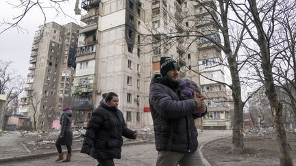 Des civils à Marioupol (Ukraine), le 18 mars 2022.&nbsp; (STRINGER / ANADOLU AGENCY / AFP)