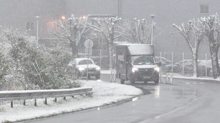 Des véhicules circulent sous la neige sur une route près de Lille (Nord), le 1er avril 2022. (MAXPPP)