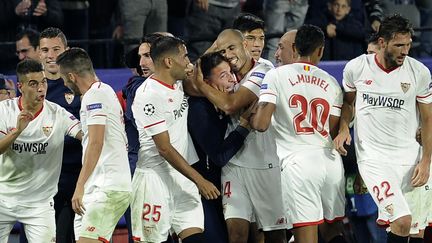 Eduardo Berizzo, l'entraîneur du FC Séville, congratulé par ses joueurs lors de la rencontre face à Liverpool, le 21 novembre.&nbsp;Il leur avait&nbsp;annoncé&nbsp;avant le match qu'il était atteint d'un cancer. (CRISTINA QUICLER / AFP)