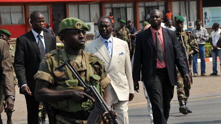 L'ancien président centrafricain François Bozizé (en costume blanc), à l'aéroport de Bangui (République centrafricaine), le 30 décembre 2012. (SIA KAMBOU / AFP)