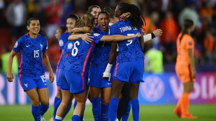 Les Bleues célèbrent leur victoire contre les Pays-Bas en quart de finale de l'Euro 2022, le 23 juillet à Rotherham (Angleterre).&nbsp; (FRANCK FIFE / AFP)